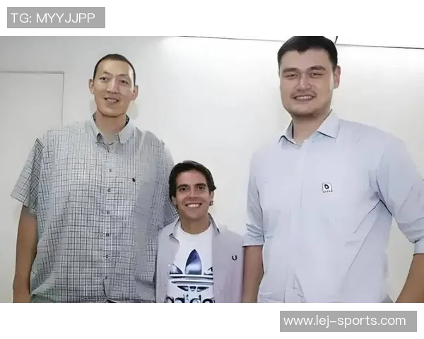 姚明与话筒冰淇淋的趣味碰撞揭示运动与美食的完美结合