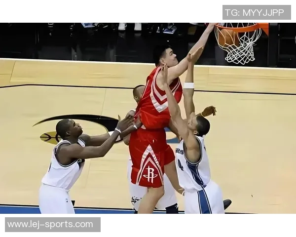 姚明双拳紧握展现坚定决心与不屈精神的传奇人生之路