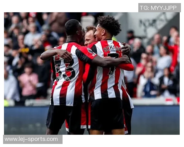 德甲激战：里昂逆转曼联红牌事件引发全场热议与争议